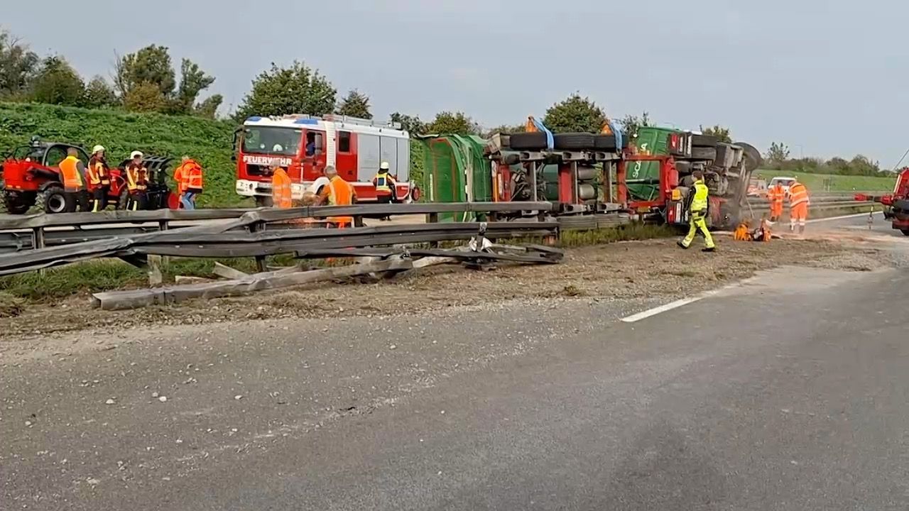 Video: LKW-Unfall auf der A3: Bauschutt sorgt bei Deggendorf für Verkehrschaos