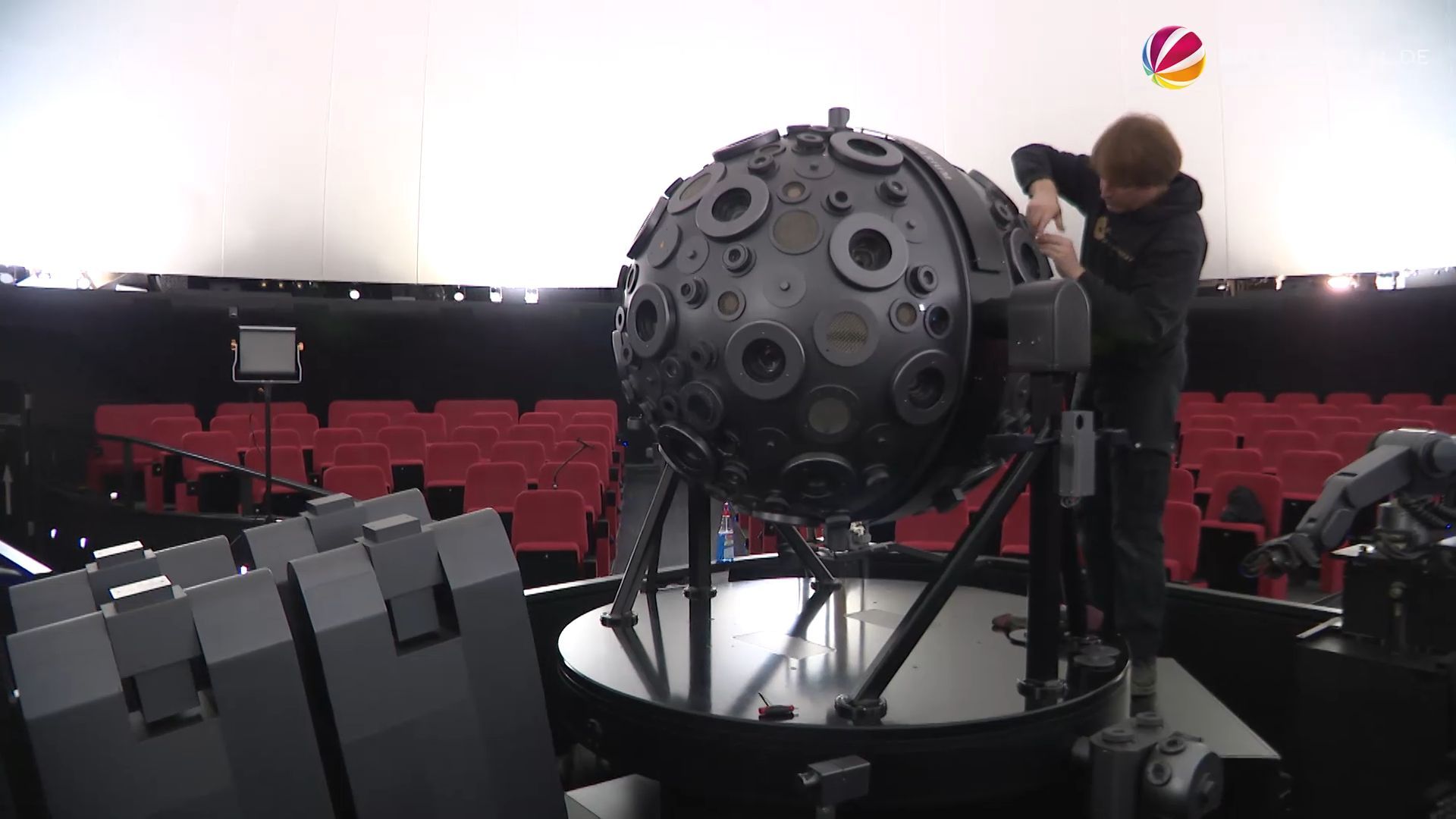 Video: Planetarium Hamburg: So läuft die Wartung der Geräte ab