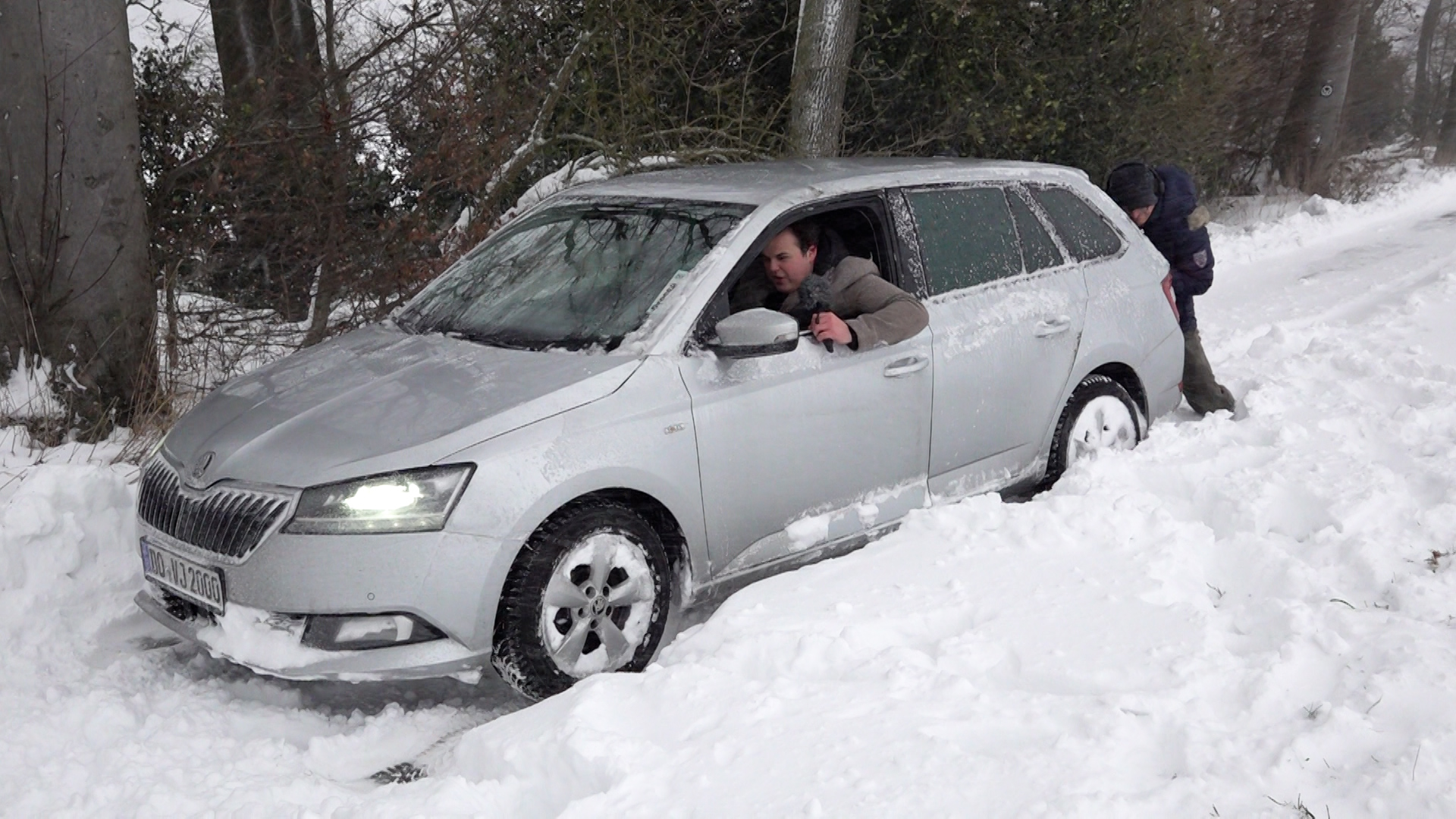 Video: Schneesturm blockiert Auto in NRW