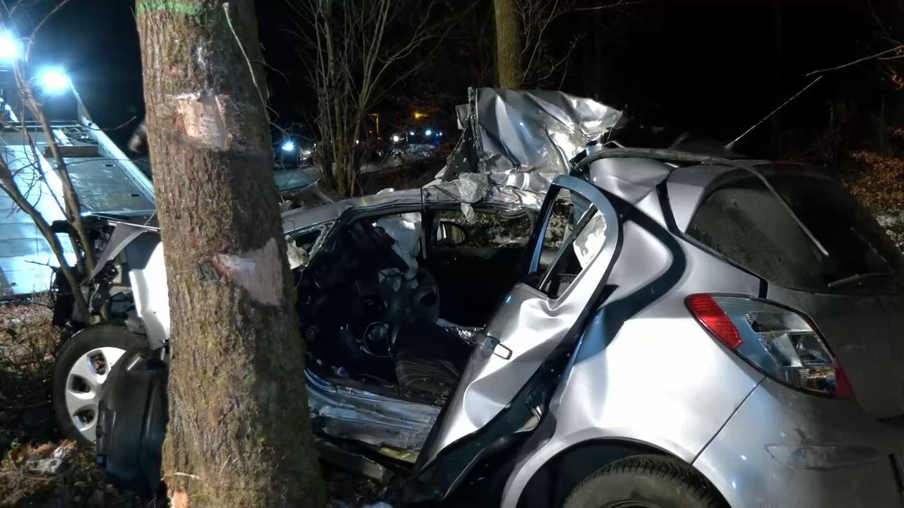 Video: Tödlicher Unfall bei Schwabach: 23-Jährige prallt gegen Baum und stirbt
