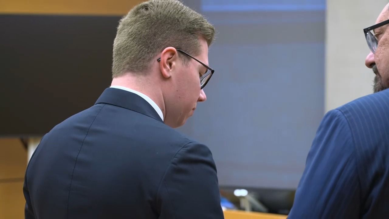 Video: Prozessbeginn in Würzburg: AfD-Landtagsabgeordneter Halemba schweigt