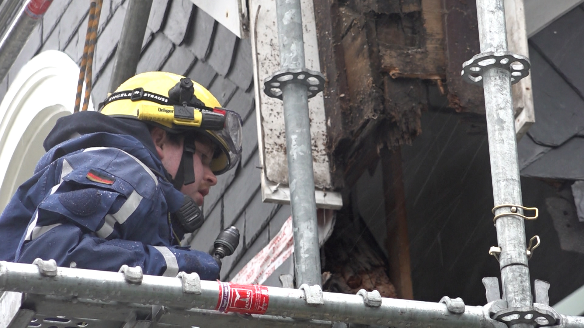 Video: Riesenloch in Wuppertaler Mehrfamilienhaus