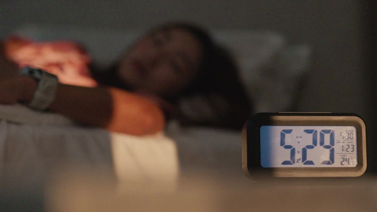 Video: Früh aufstehen um jeden Preis? Schlafmediziner warnen