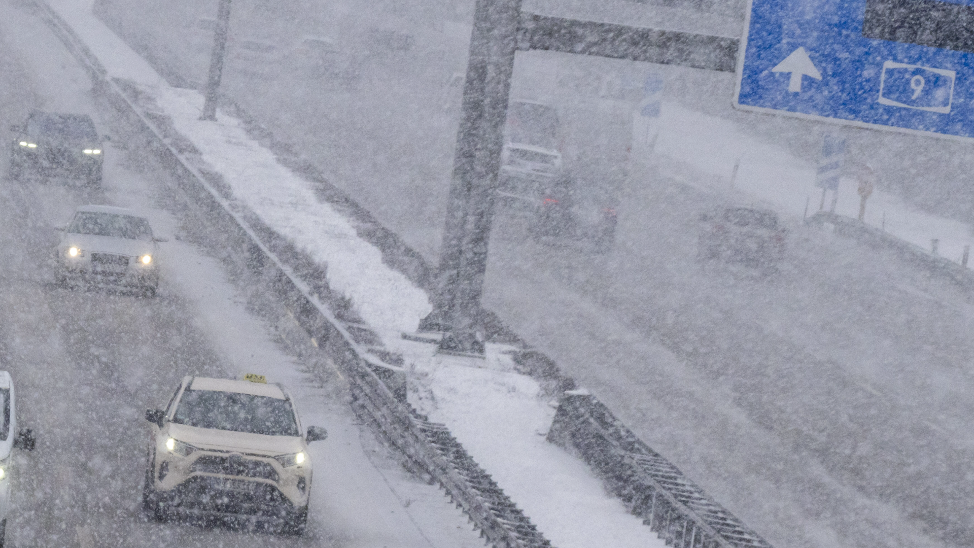 Video: Glatteis in Deutschland sorgt für Chaos