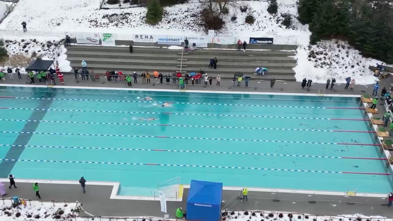 Video: Wettkampf bei Minustemperaturen: Eisschwimmer messen sich in Veitsbronn