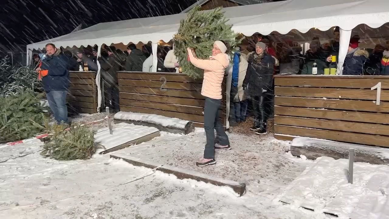 Video: Alternative zum Wertstoffhof? Christbaum-Weitwurf in Oberbayern
