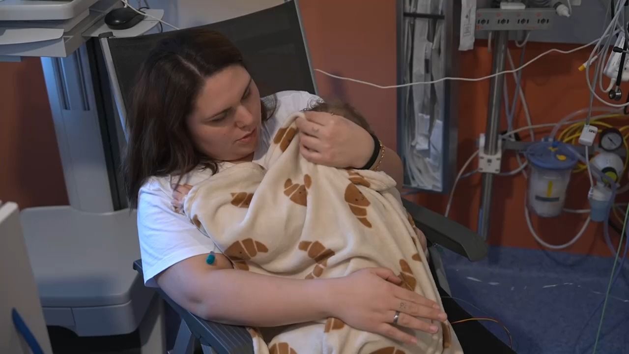 Video: Lebensgefahr nach Grippe: Baby Matheo überlebt dank Lungenersatztherapie