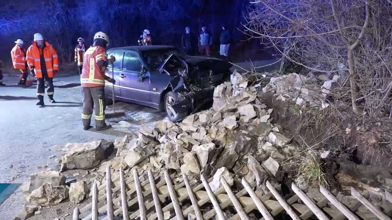 Video: Auto kracht in Gartenmauer: 21-Jähriger in Gräfenberg schwer verletzt