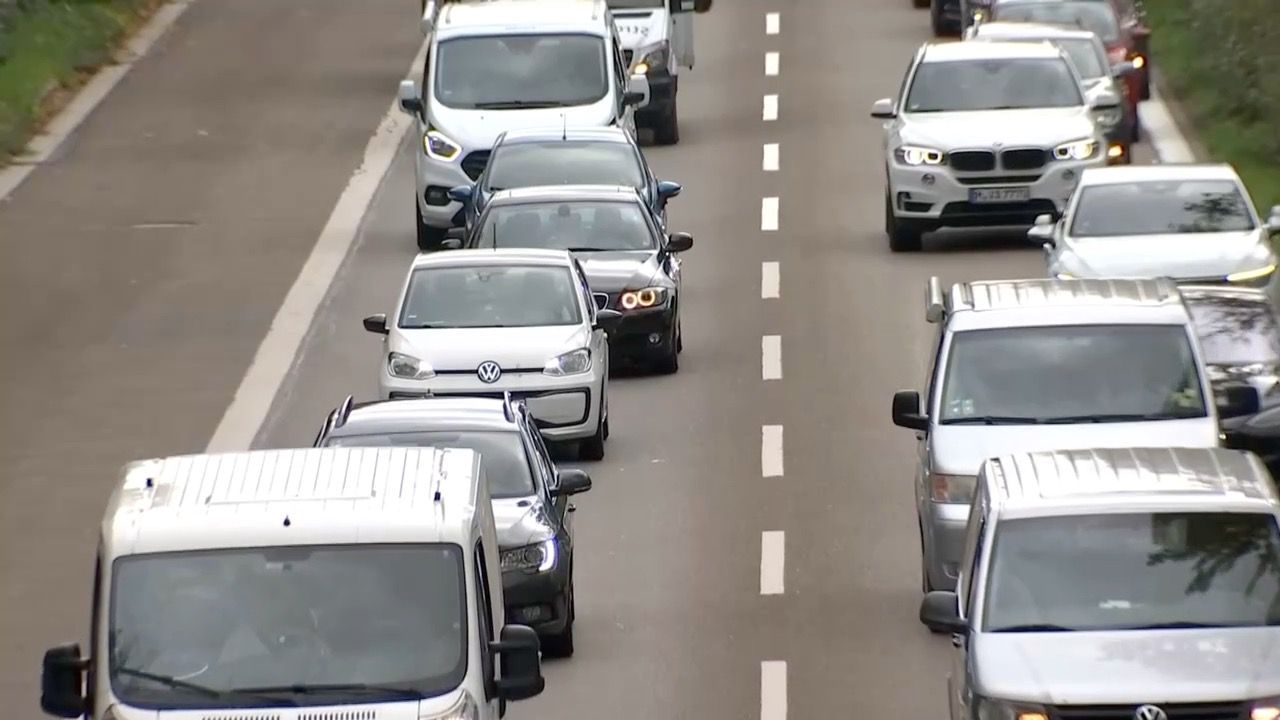 Video: Staufrust in Bayern: Pendler standen 2025 öfter im Stau