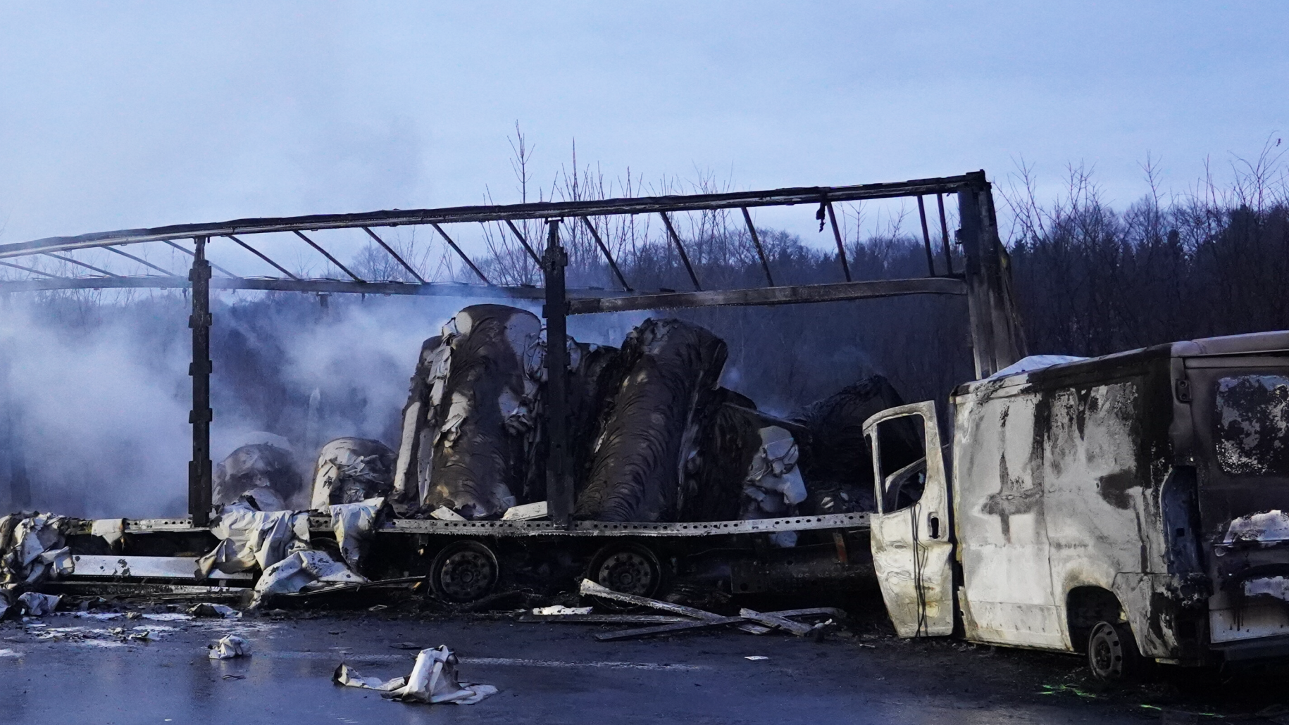 Video: Glatteis-Chaos mit Toten auf der A44