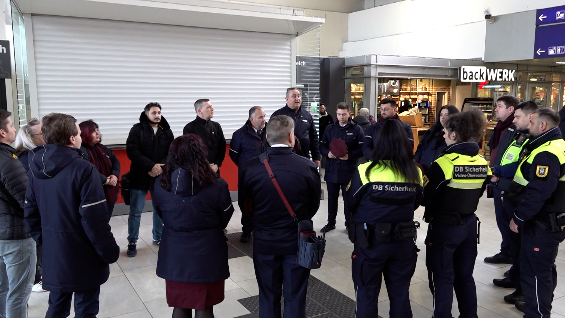 Video: Zugbegleiter stirbt nach Angriff in NRW