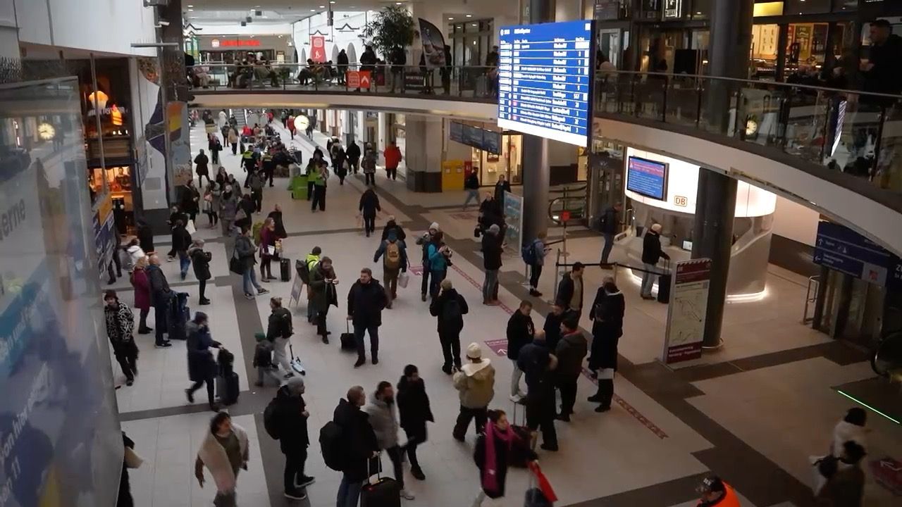 Video: Schweigeminute an Bahnhöfen: Nürnberg gedenkt getötetem Zugbegleiter