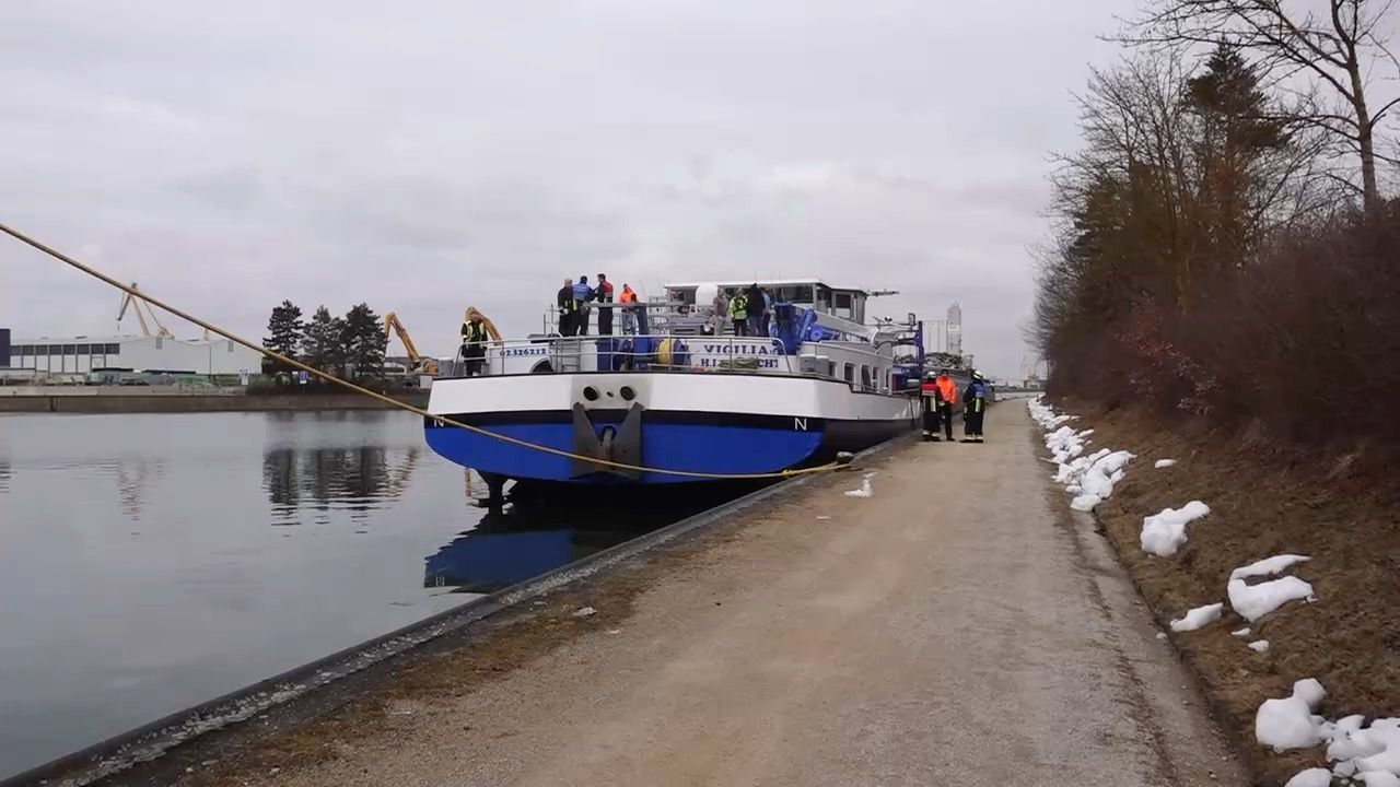 Video: Ölfilm auf Main-Donau-Kanal: Frachtschiff verliert Öl in Nürnberg