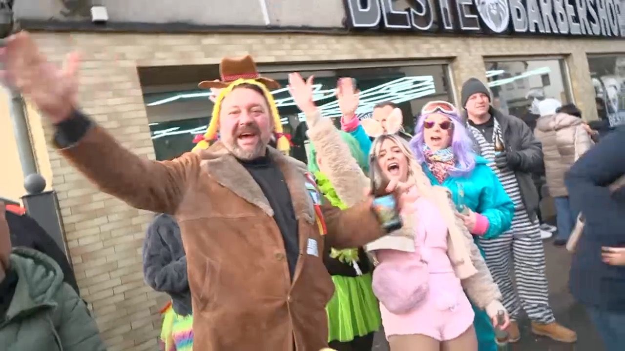 Video: Fasching in Hallstadt: Tausende Faschingsfans feiern bei strahlender Sonne