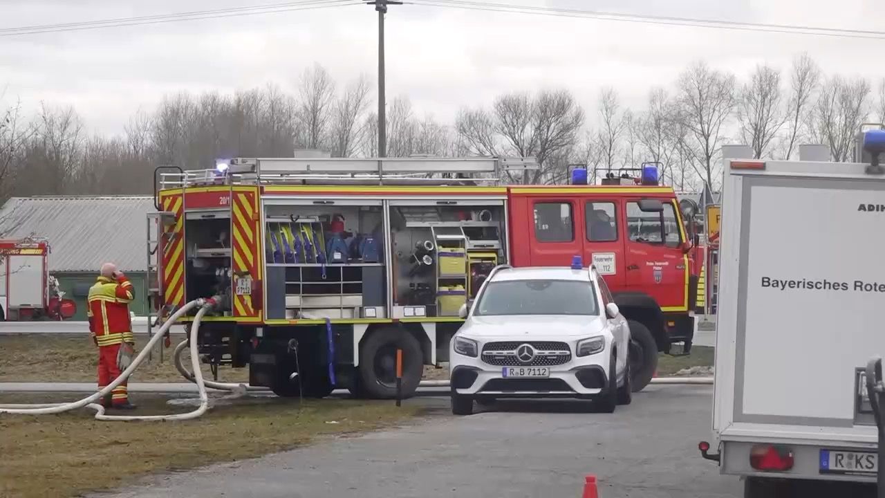 Video: Hühnerstall in Flammen: B8 bei Pfatter gesperrt