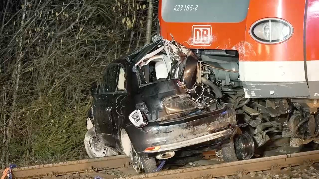 Video: Auto von S-Bahn erfasst: Frau stirbt an unbeschranktem Bahnübergang