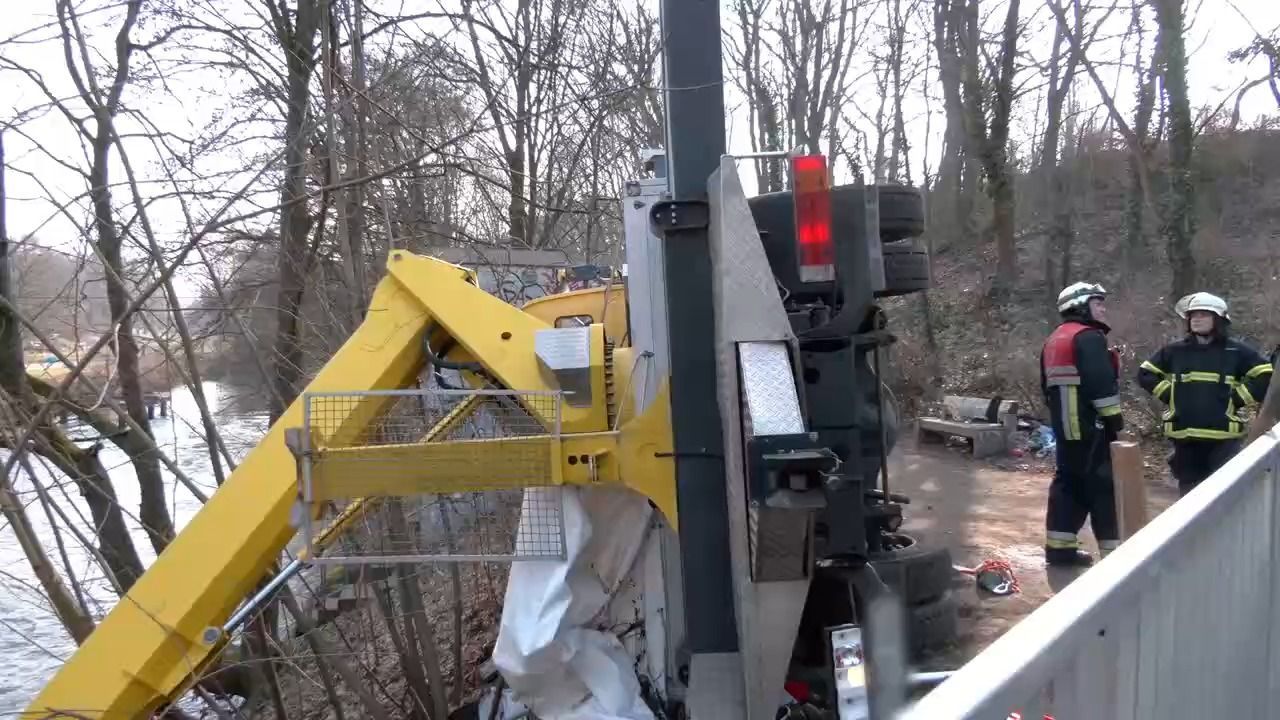 Video: Unfall in Nürnberg: LKW kippt in Pegnitz - Arbeiter verletzt