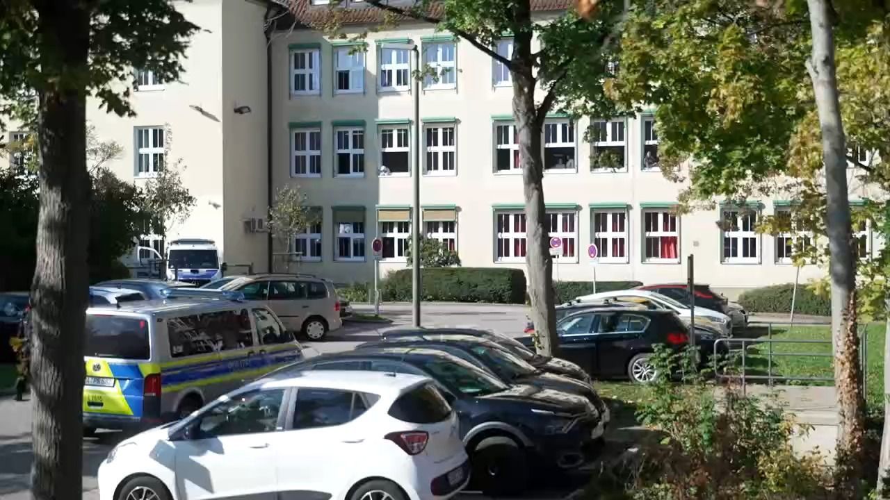 Video: Hammerangriff an Schule: 15-Jähriger wegen versuchten Mordes angeklagt
