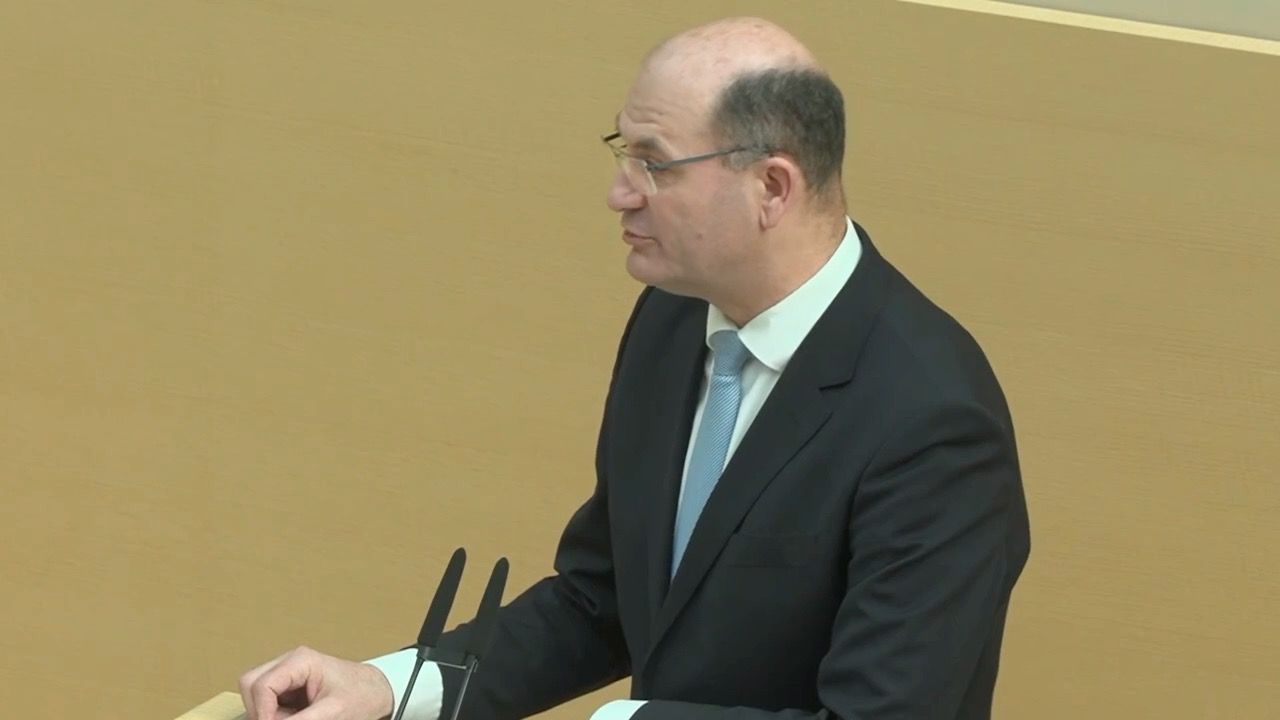 Video: Behörden-Umzug in Bayern: Kritik an teuren Verlagerungen