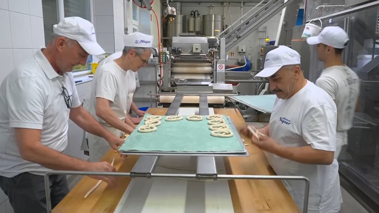 Video: Längere Arbeitszeiten am Sonntag? Bäcker fordern Lockerung