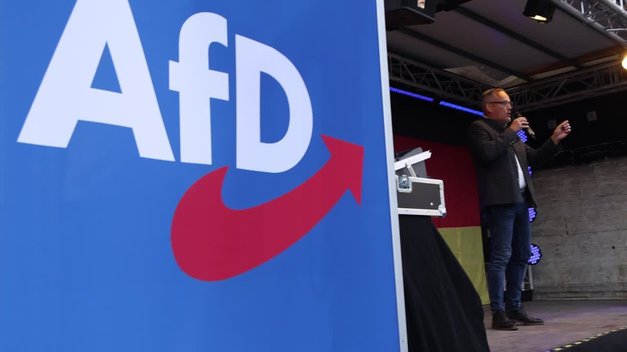 Video: Streit: AfD-Politiker gehen aufeinander los