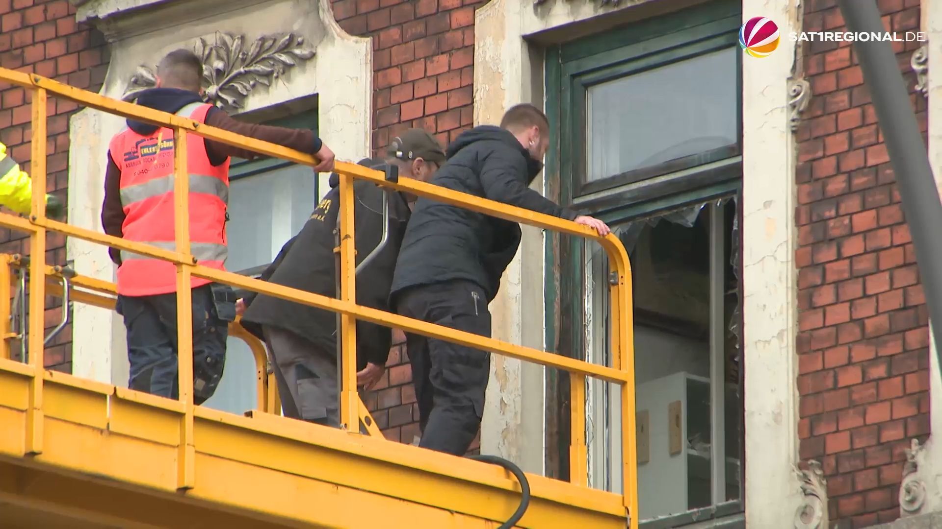 Video: Holstenstraße in Hamburg: Bergung von Möbeln scheitert
