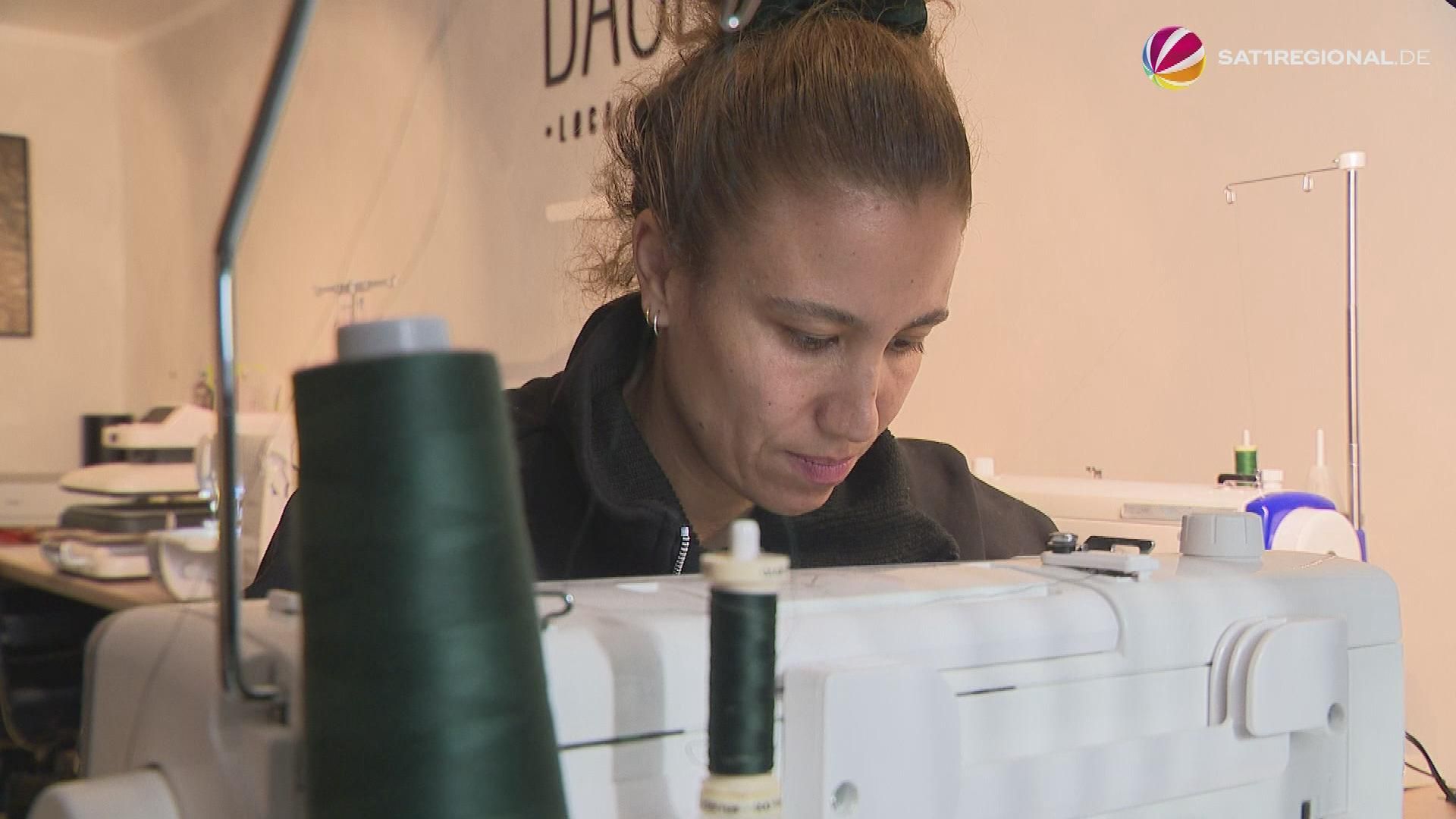 Video: Bremerin näht Bauchtaschen aus alten Fußballtrikots