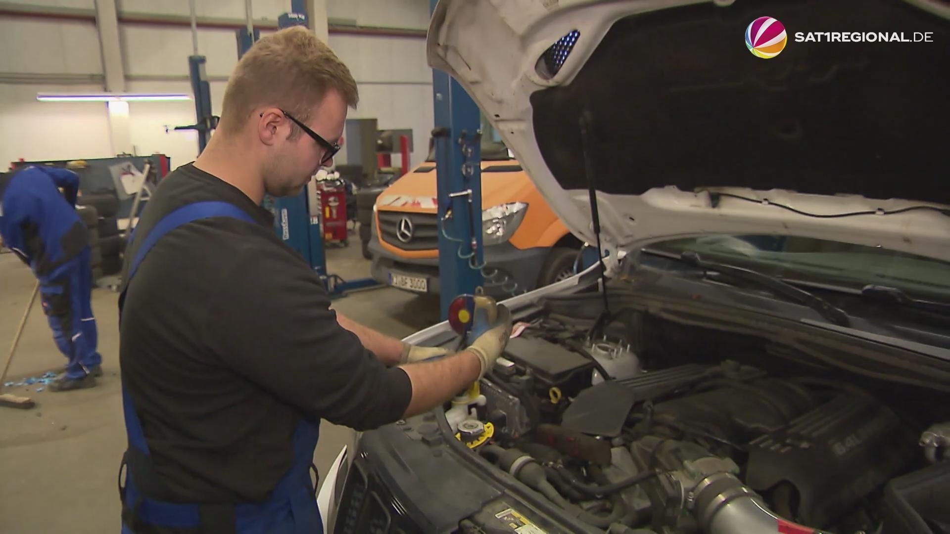 Video: Auto fit für den Winter machen: ADAC-Experte gibt Tipps