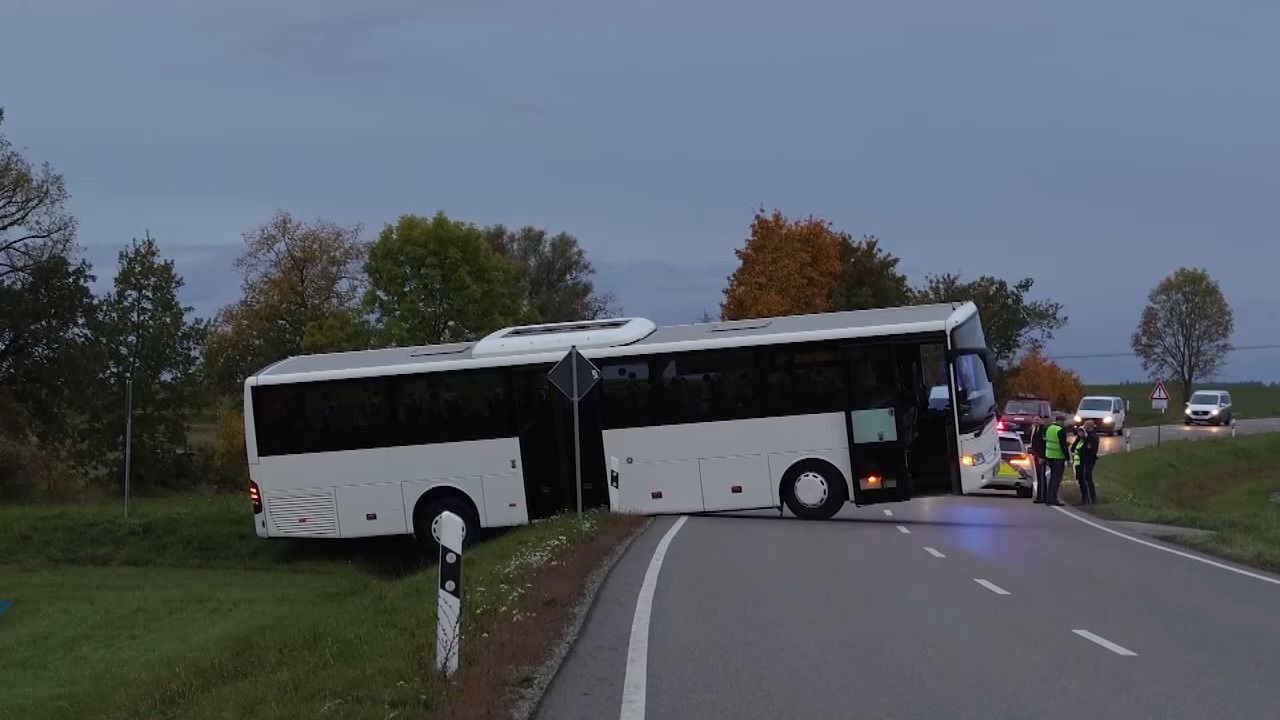 Video: Bus im Straßengraben: Wendemanöver blockiert Landstraße