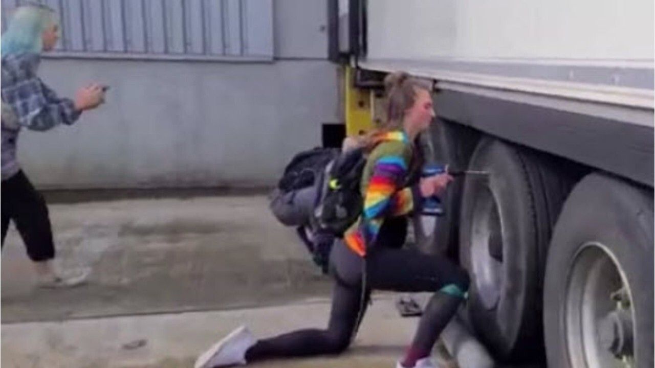 Mit Bohrmaschinen: Tierschutz-Chaoten zerstören LKWs bei Müllermilch-Fabrik