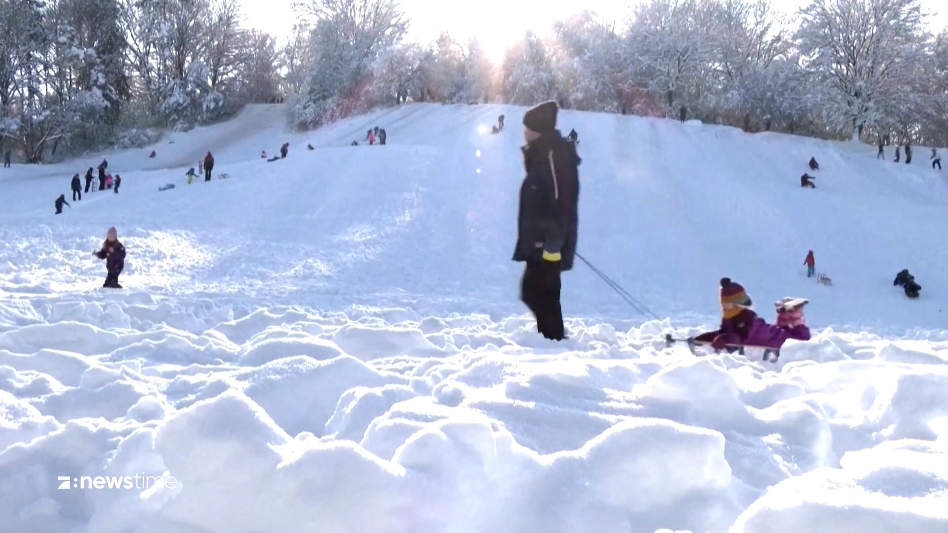 Heftiger Wintereinbruch: Verkehr lahmgelegt, Schlittenfahrer freuen sich