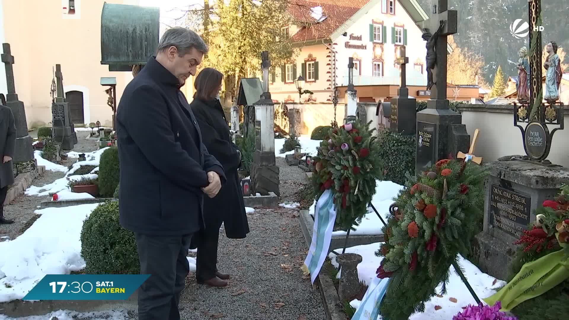 Gedenkfeier in Oberammergau: Söder legt Trauerkranz für Streibl nieder