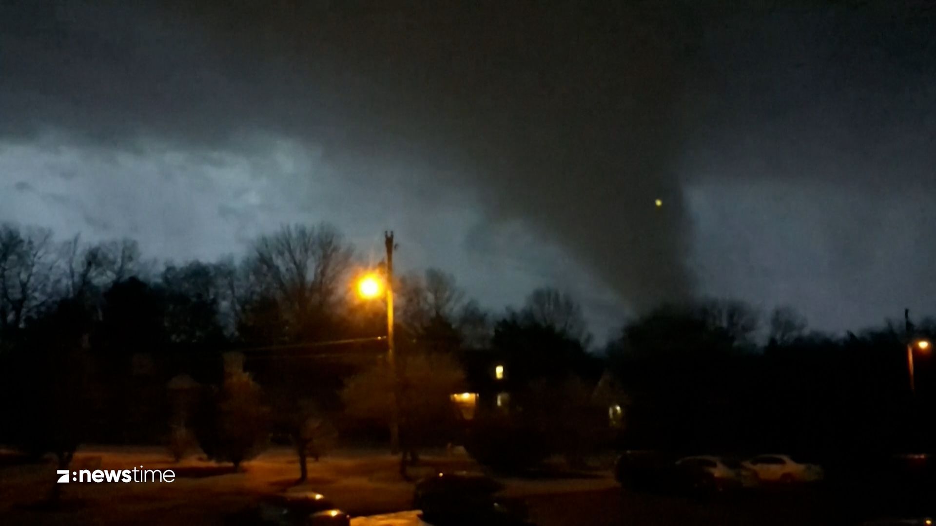 Tornado fegt über Tennessee in der USA hinweg: Explosion im Video
