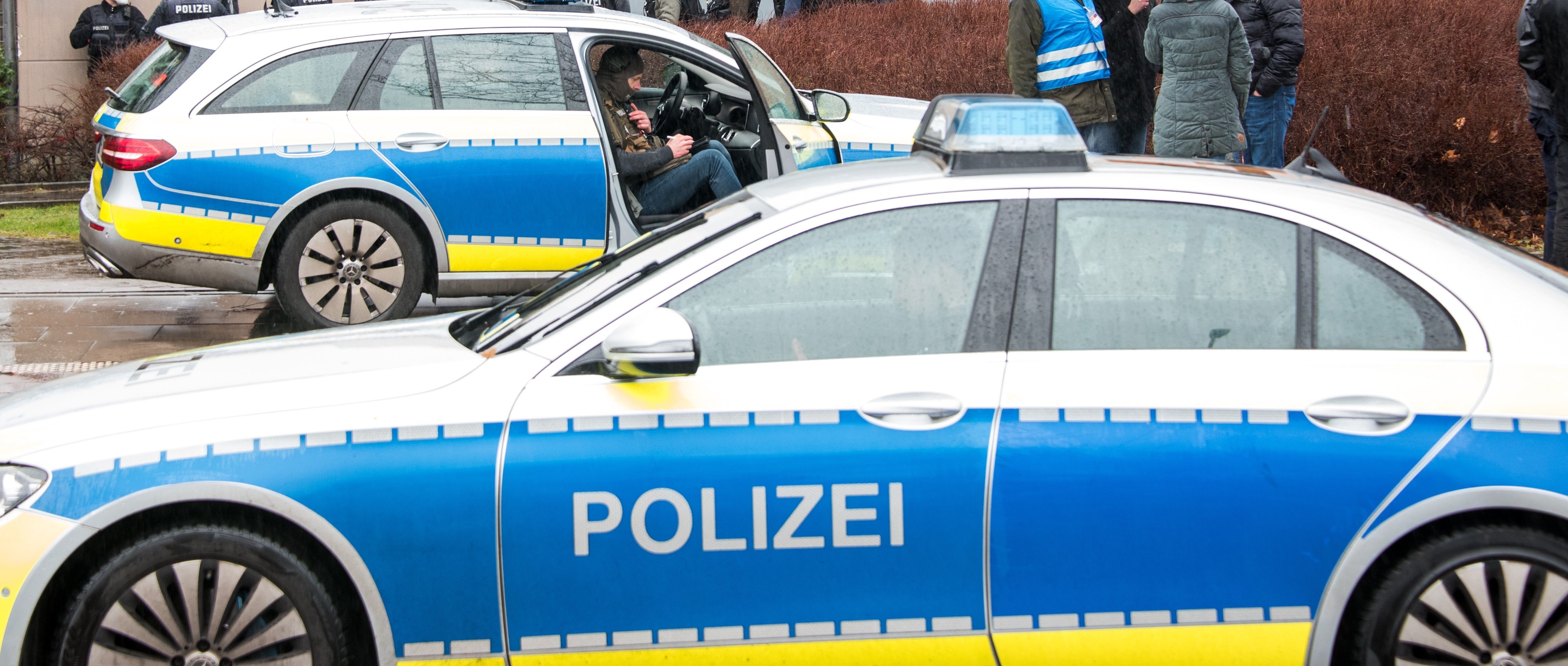 Blutige Party: Mann stürmt private Feier  