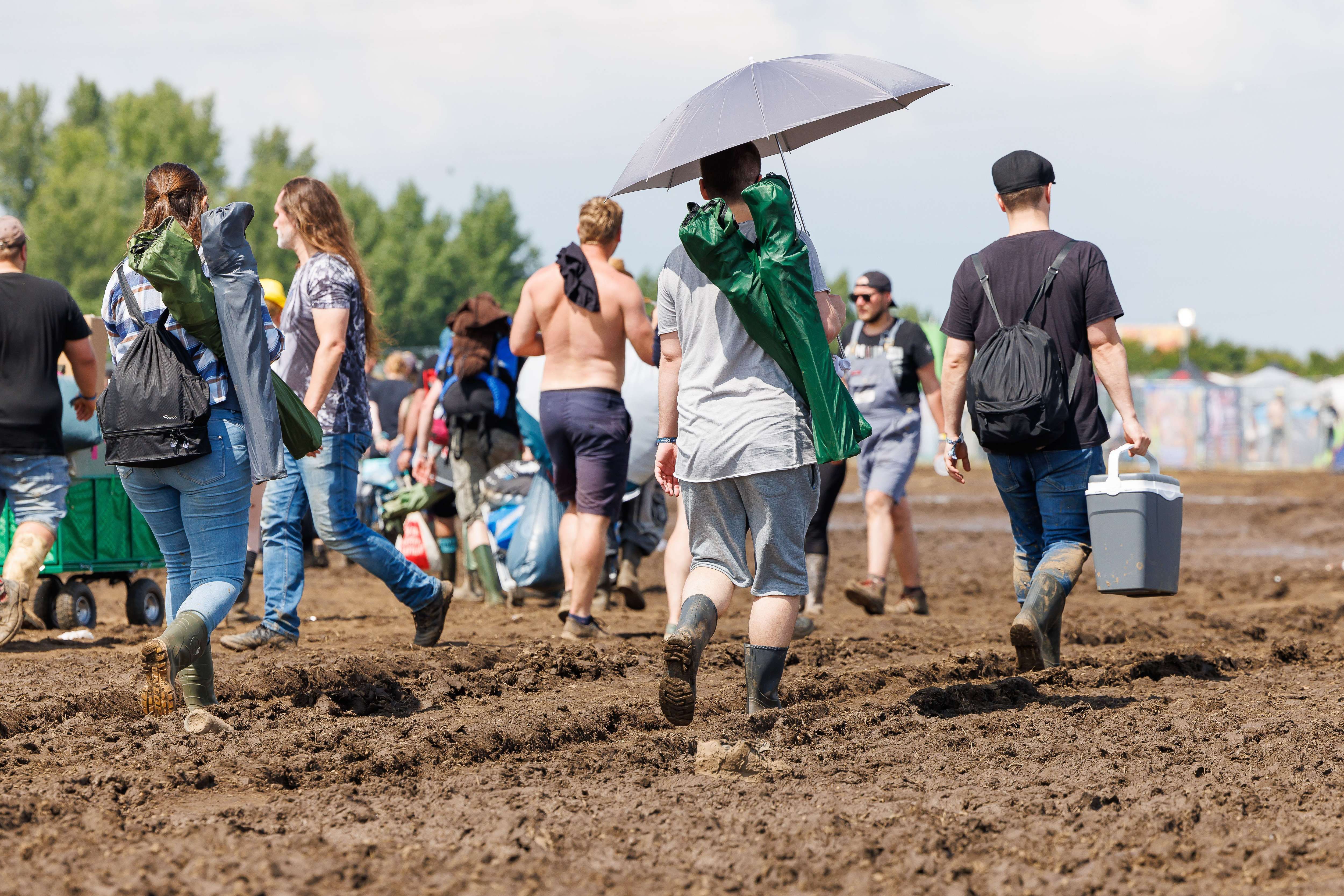 Gummistiefel und Schlamm: Nova Rock startet