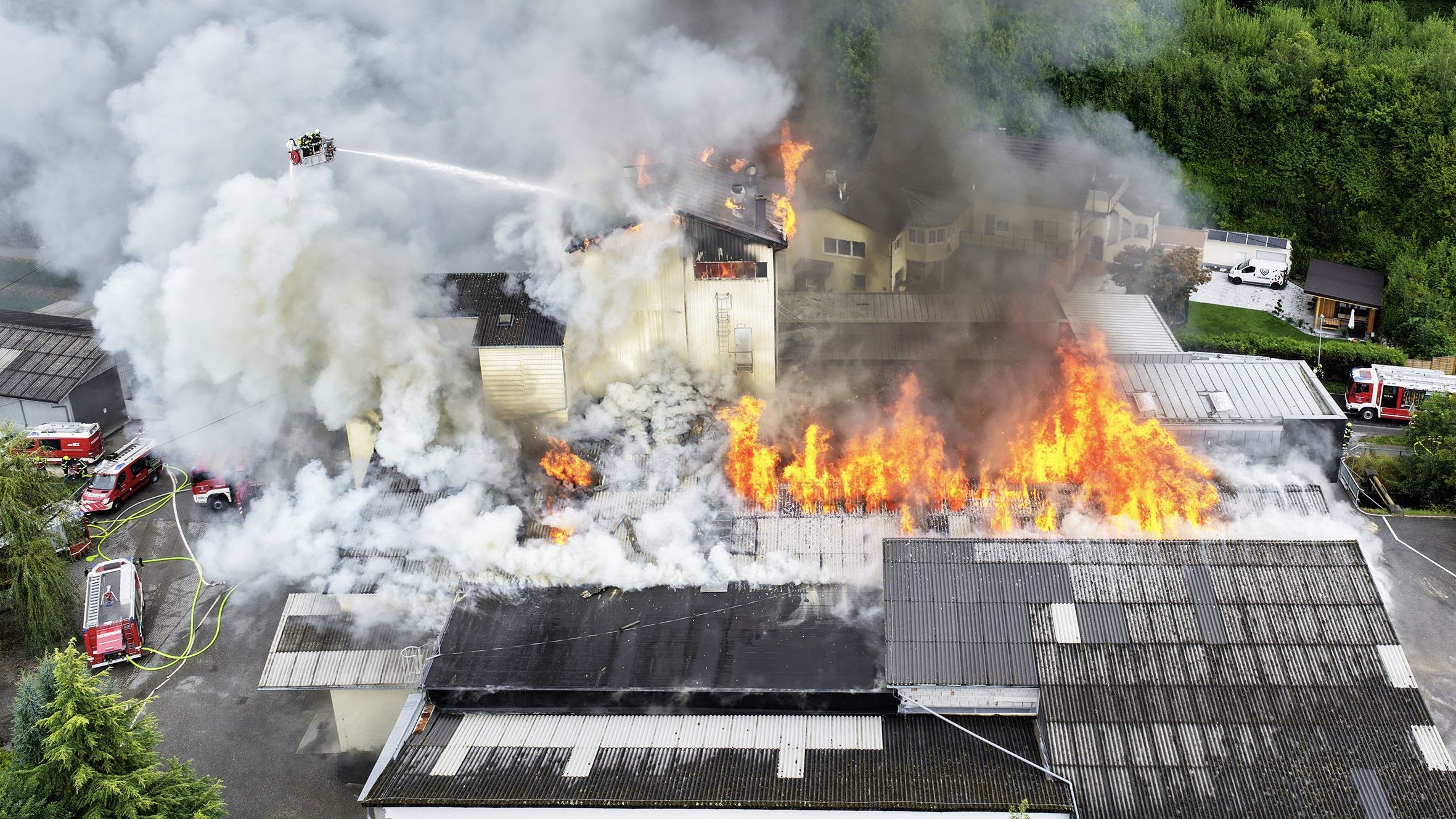 Video: Großeinsatz in Oberösterreich: Holzpellets-Fabrik in Flammen