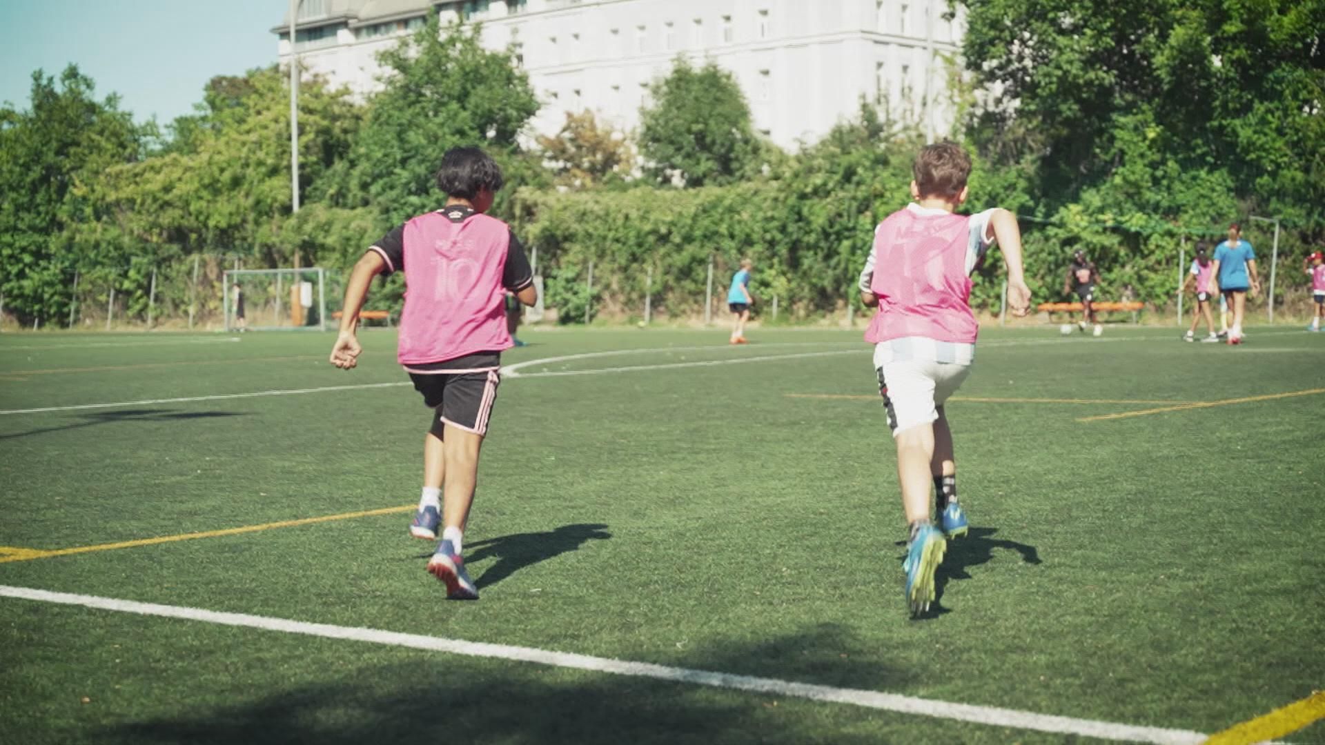 Video: Käfig-„Kickerl“ mit wichtiger Botschaft