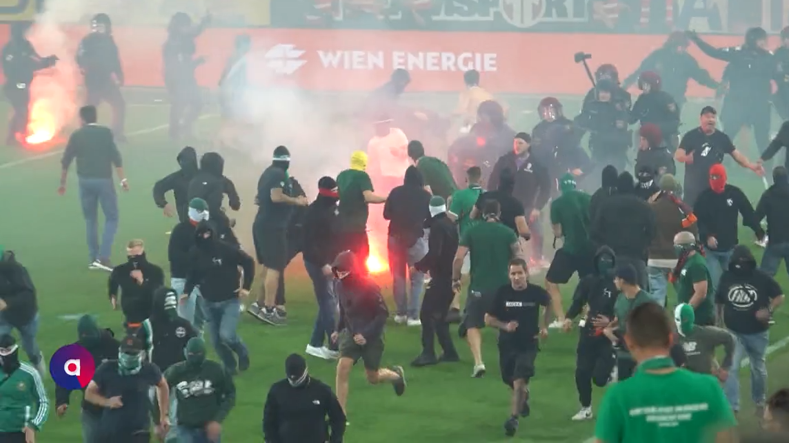 Video: Platzsturm bei Derby: Prozess gegen 22 Hooligans