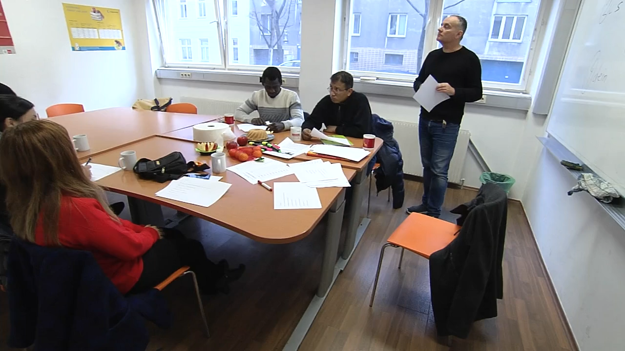 Video: Flüchtlinge müssen jetzt Dialekt lernen