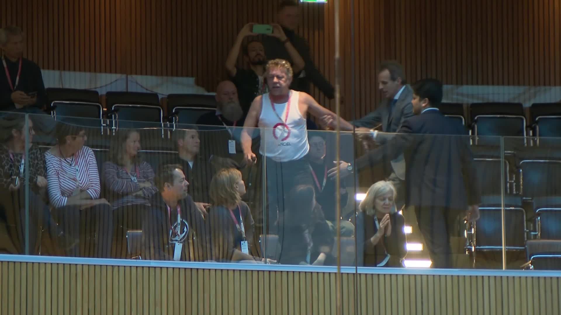 Mann in Unterhemd wütet im Parlament
